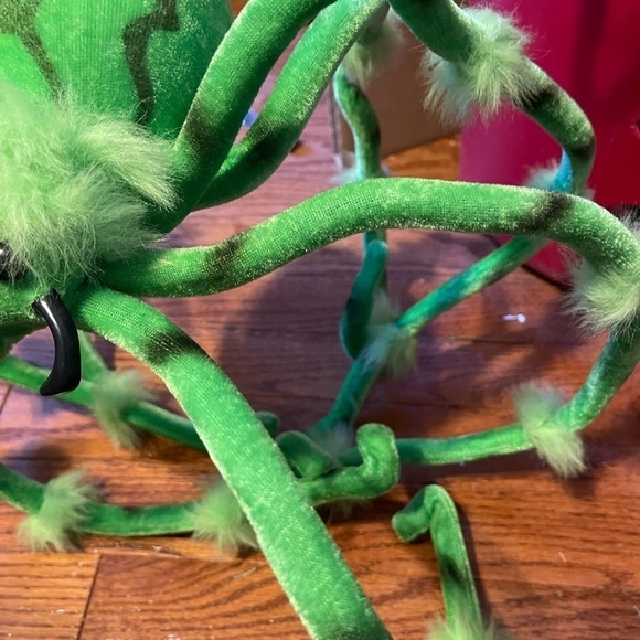 Large Green And Black Spider With Adjustable Legs For Halloween - Picture 7 of 13